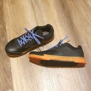 Flat pedal mountain biking shoes